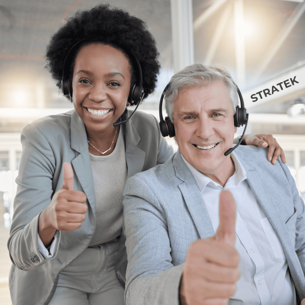 Homme et femme avec casque en service client, assistance et contact professionnel.